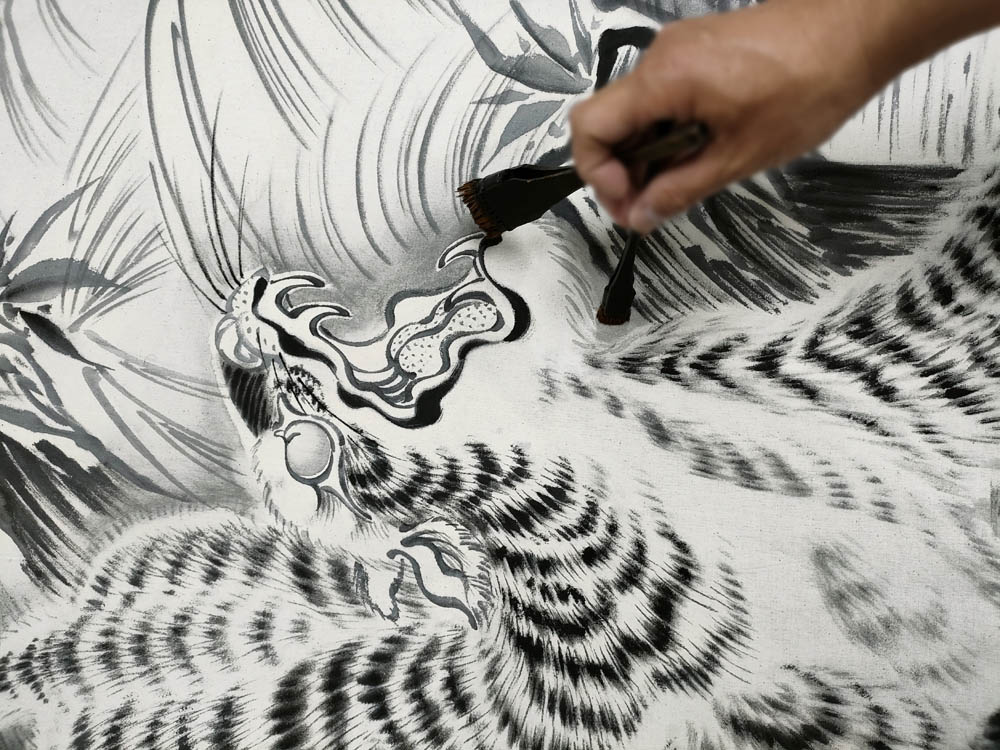 室内用いわき絵のぼり辰昇作|龍虎を手描きで制作中の様子