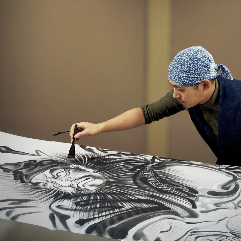 五月に飾られるいわき絵のぼり(手描き武者のぼり)を描く辰昇